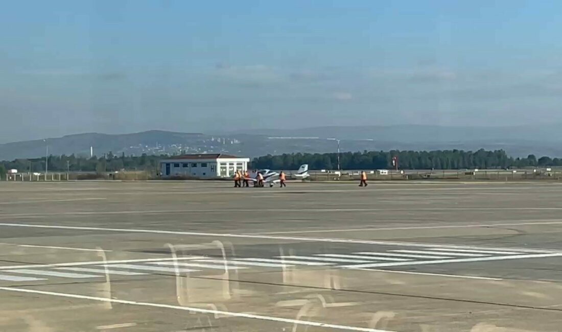 Kaza yapan uçak pisten kaldırılıyor Yenişehir Havalanı’nda öğle saatlerinde kaza kırıma uğrayan uçağın enkazı, ekipler