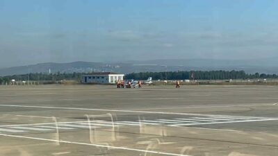 Yenişehir Havalanı’nda öğle saatlerinde kaza kırıma uğrayan uçağın enkazı, ekipler