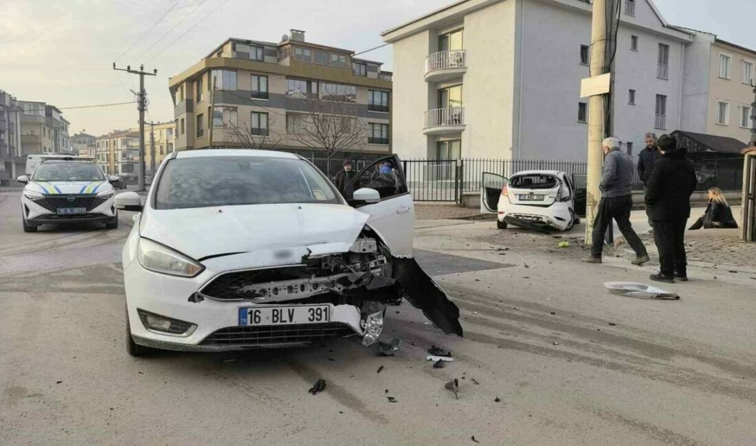 Kazada aracında hasar olduğunu gören sürücü gözyaşlarına boğuldu Bursa’nın İnegöl ilçesinde 2 otomobil çarpıştı, kaza sonucu 3 kişi