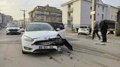 Bursa’nın İnegöl ilçesinde 2 otomobil çarpıştı, kaza sonucu 3 kişi