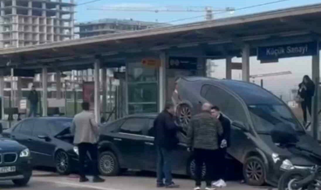 Kazayı gören şaştı kaldı Bursa’da 4 araçlı zincirleme kazada 1 kişi yaralandı. Kazada araçların