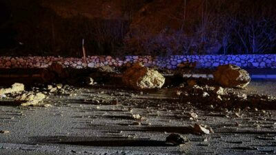 Bursa’nın Kestel ilçesinde meydana gelen heyelan, yolu trafiğe kapattı. Bursa’nın