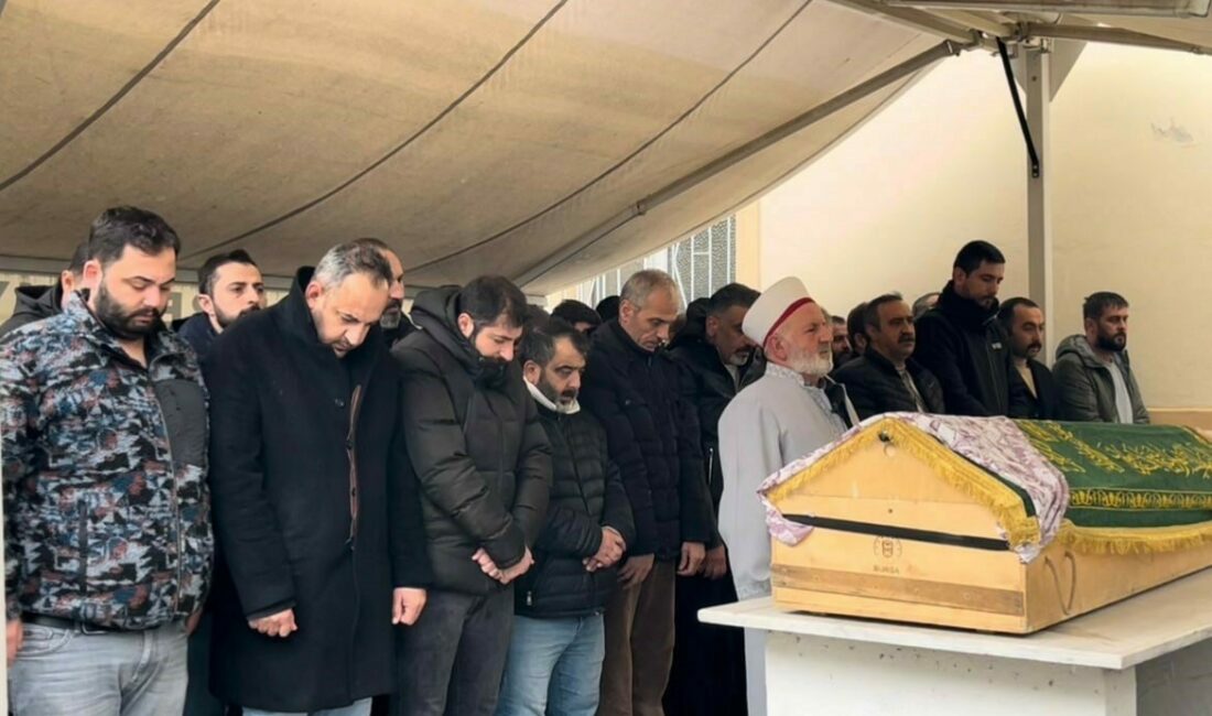 Kıskançlık krizi nedeniyle öldürülen genç kız toprağa verildi Bursa’da kıskançlık krizi nedeniyle erkek arkadaşı tarafından öldürülen 25 yaşındaki