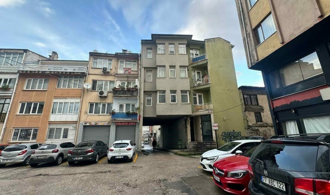Kolonları olmadan ayakta duran binaya bakan bir daha bakıyor Türkiye Konya’da çöken 3 katlı binayı, kesilen kolonlarını ve ihmalleri
