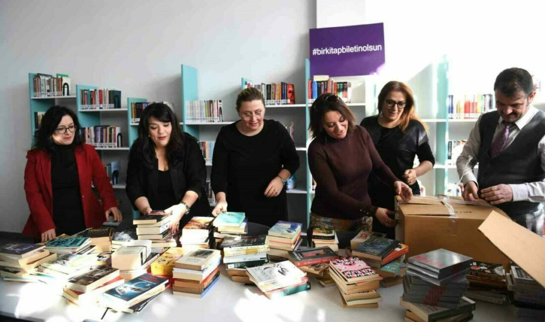 Bursa’da düzenlenen ve gelenlerin bilet yerine kitap getirerek girdiği konserde