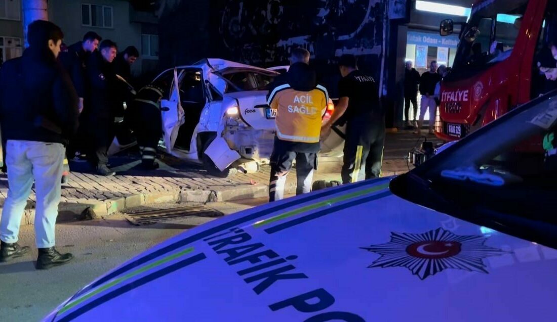 Kontrolden çıkan otomobil korkuluklarda asılı kaldı: 1 ölü, 3 yaralı Bursa’da sürücüsünün kontrolünden çıkan otomobil kaldırım üzerinde bulunan direğe çarptıktan