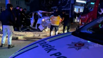 Bursa’da sürücüsünün kontrolünden çıkan otomobil kaldırım üzerinde bulunan direğe çarptıktan