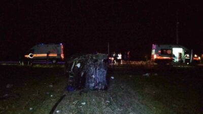 Bursa’nın İnegöl ilçesinde kontrolden çıkan otomobil taklalar atarak tarlaya uçtu.