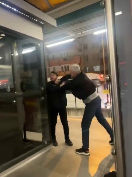 Metro istasyonu boks ringine döndü Bursa’da bir metro istasyonunda omuz atma meselesi yüzünden tartışan iki