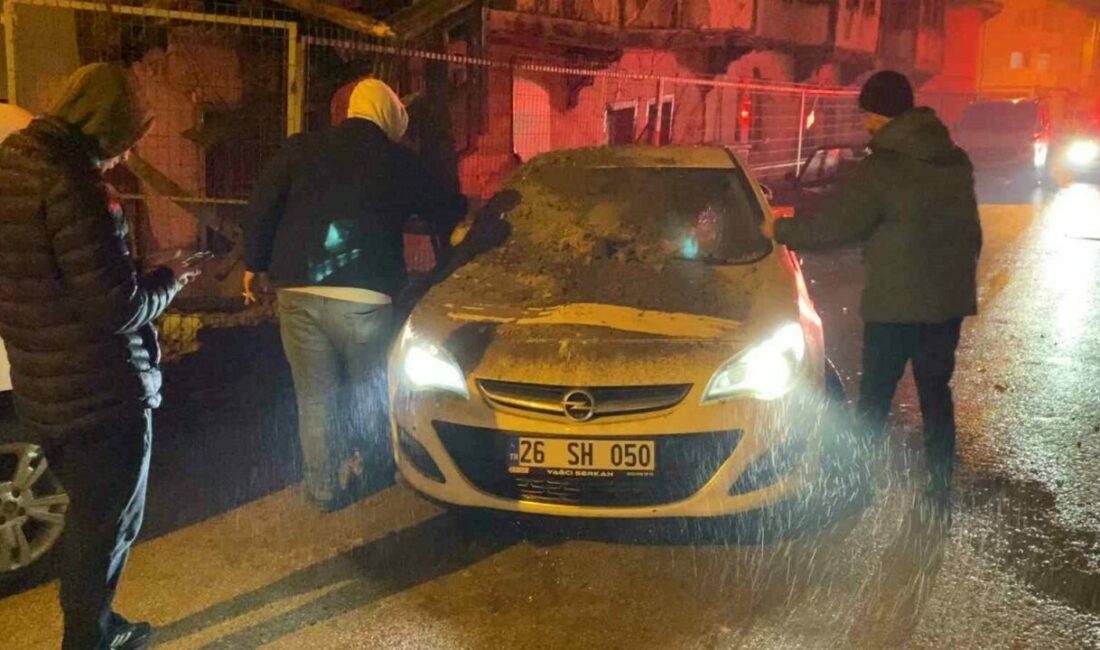 Metruk binanın bir kısmı otomobilin üzerine yıkıldı Bursa’nın İnegöl ilçesinde metruk binanın bir kısmı büyük gürültüyle yıkıldı.