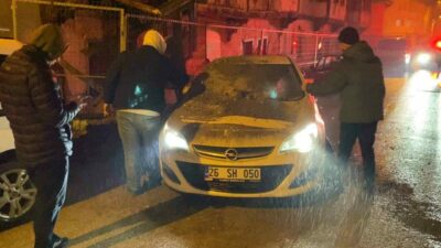 Bursa’nın İnegöl ilçesinde metruk binanın bir kısmı büyük gürültüyle yıkıldı.