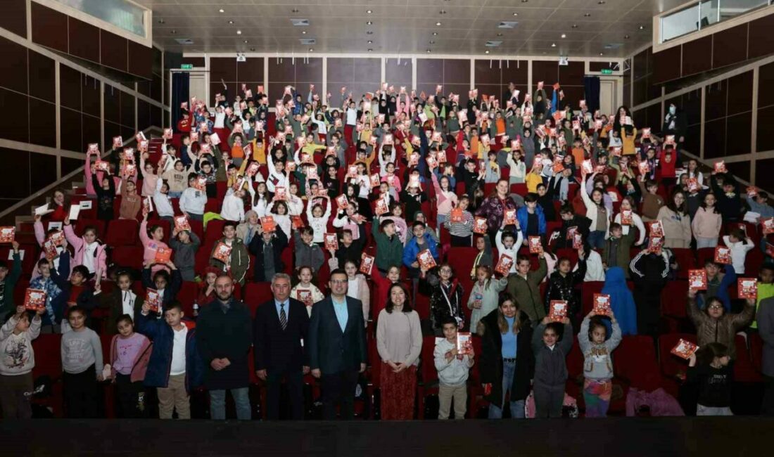 Minik okurlar “Biri Şu Sayıları Toplasın” ile matematiği sevdi Nilüfer Belediyesi’nin Çocuklara Kitap Söyleşileri’nin konuğu Yazar Burcu Ünsal ilkokul