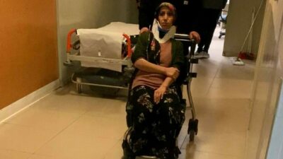 Bursa’nın İnegöl ilçesinde motosiklet, karşıdan karşıya geçmeye çalışan yayaya çarptı.