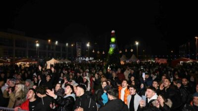 Nilüferliler, yeni yıla Cumhuriyet Meydanı’nda “Merhaba” dedi. Nilüfer Belediye Başkanı