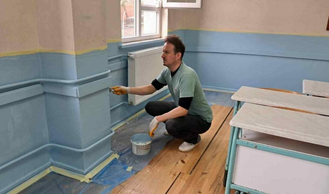 Bursa’nın İznik ilçesinde bir köy okulunun müdürü ve yardımcısı okulu