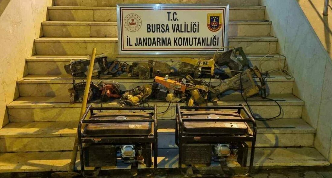 Orhangazi’de kaçak kazı yapan 7 kişi kıskıvrak yakalandı Bursa’nın Orhangazi ilçesinde kaçak kazı yapan 7 kişi, jandarma ekiplerince