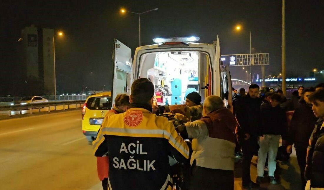 Otomobile çarpan motosikletin sürücüsü yaralandı Bursa’da bir motosiklet, önünde seyreden otomobile çarptı. Kazada motosiklet sürücüsü