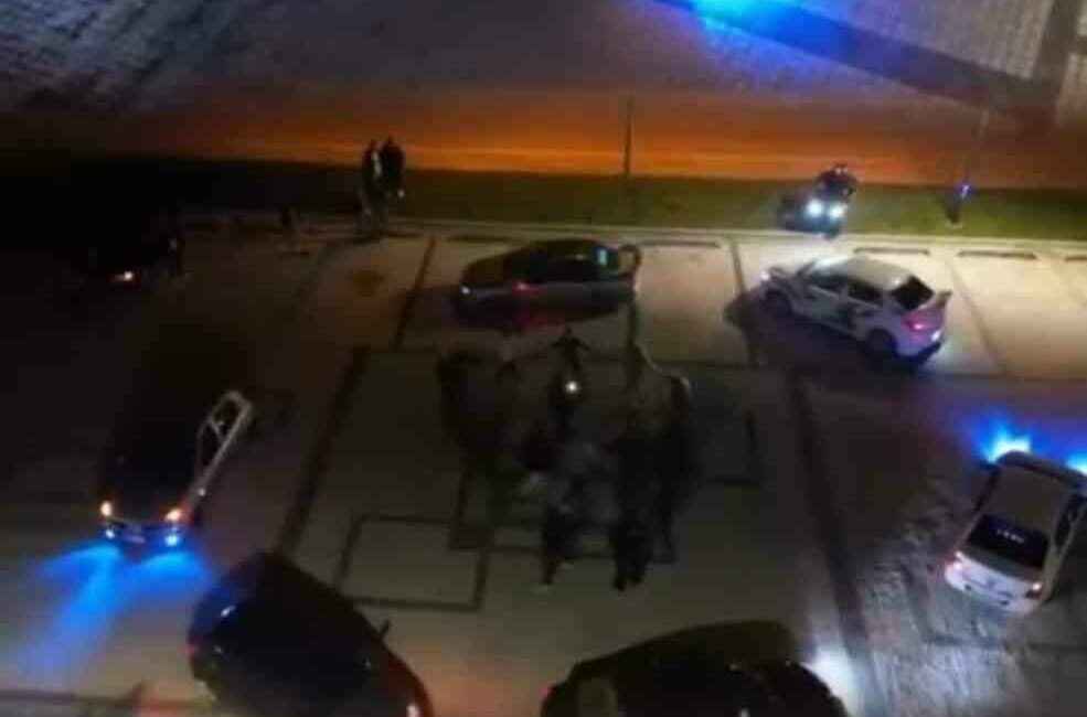 Otomobilleriyle ‘kutu kutu pense’ oynadılar Bursa’da bir gurup genç, araçlarıyla ‘kutu kutu pense’ oynayıp o