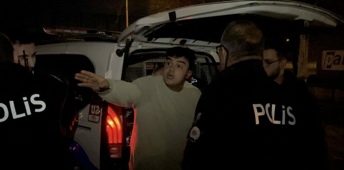 10 kilometre kaçtı, ehliyetsiz çıktı… Gençlerin suç pazarlığı kamerada Bursa’da polis ekiplerinin ‘dur’ ikazına uymayıp kaçan gençler, ekipleri peşine