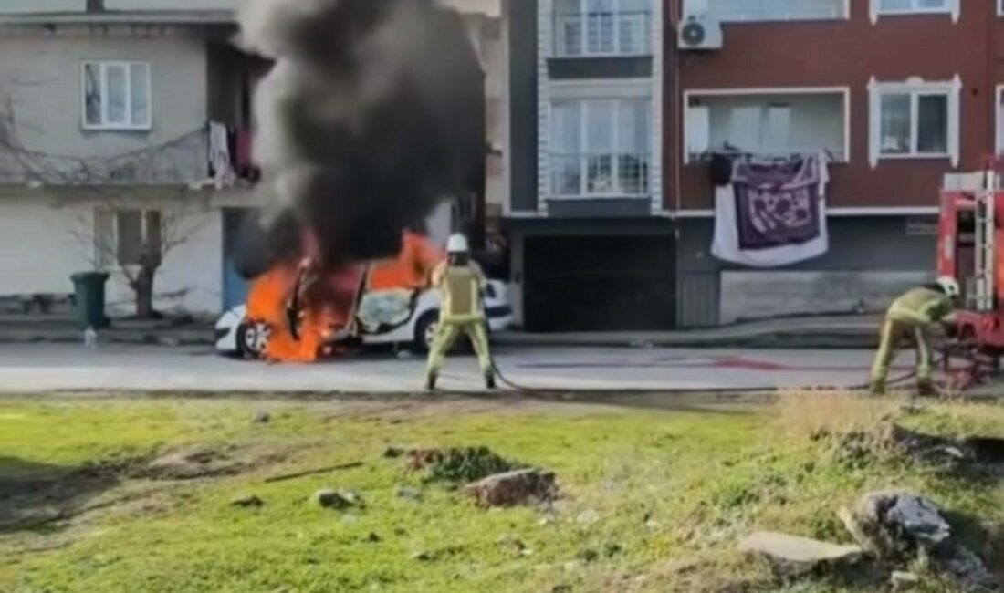 Park halindeki araç alev topuna döndü, itfaiye müdahale ederken patlama meydana geldi Bursa’nın Osmangazi ilçesinde park halindeki bir araç alev alev yandı.