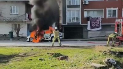 Bursa’nın Osmangazi ilçesinde park halindeki bir araç alev alev yandı.