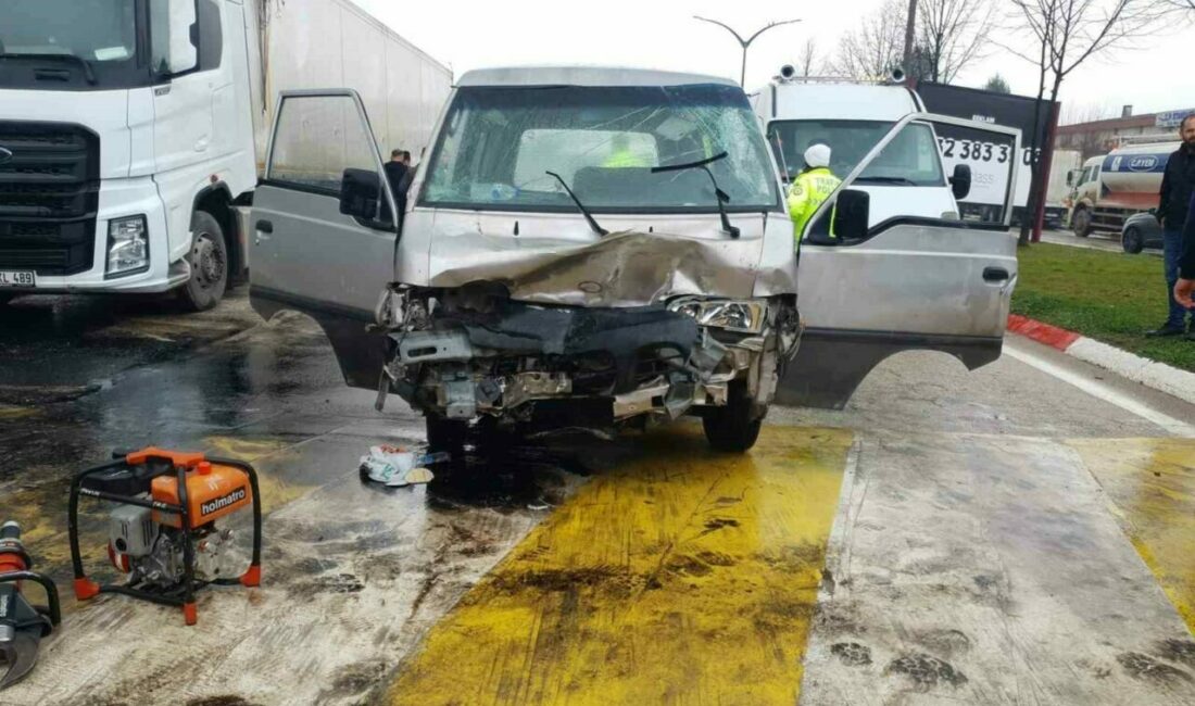 Park halindeki tıra çarpan minibüsteki 3 kişi yaralandı Bursa’nın İnegöl ilçesinde park halindeki tıra çarpan minibüsteki ikiz kardeşler