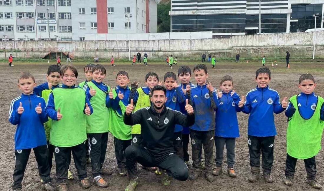 Patates tarlası değil, futbol sahası Mudanya’da gençler, zorlu hava şartlarına aldırış etmeden antrenman yaparken, ayrıca