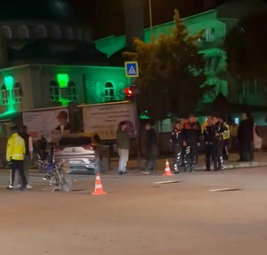 Bursa’nın İnegöl ilçesinde polis ekiplerinden kaçarken araca çarpan şüpheli, kovalamaca