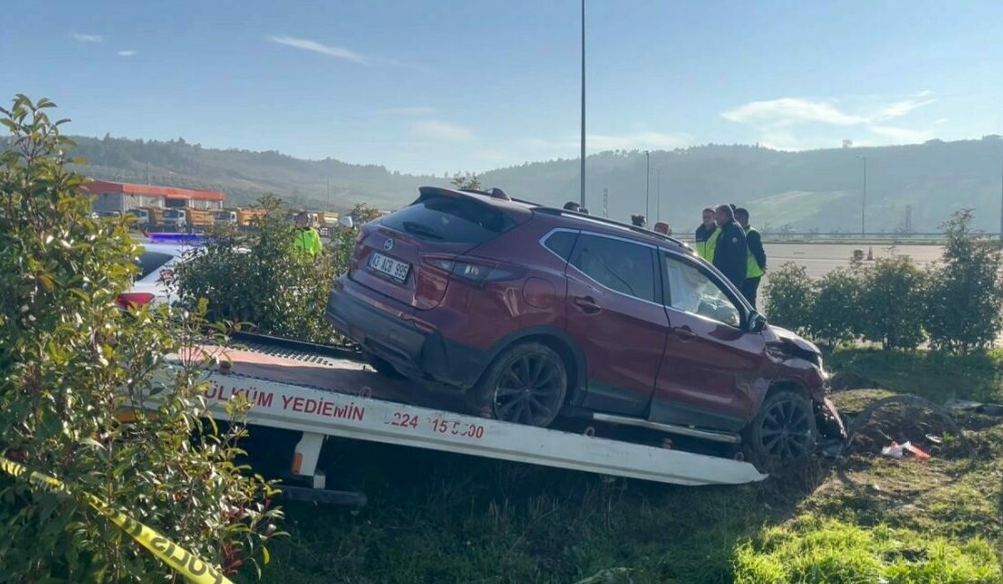 Polisten kaçan sürücü önce polis aracına sonra direğe çarptı Bursa’da polisin ’dur’ ihtarına uymayan otomobil şehri birbirine kattı. Oto