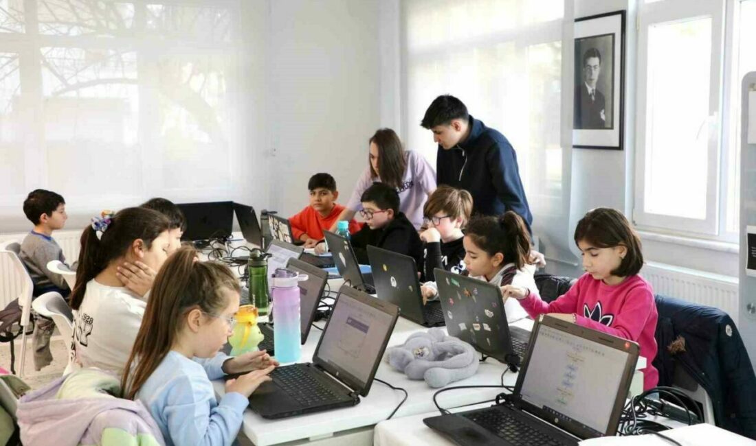 Robotik kodlama ile çocuklar geleceğe hazırlanıyor Mudanya Belediyesi, geleceğin dili olarak adlandırılan Robotik Kodlama Atölyeleri ile