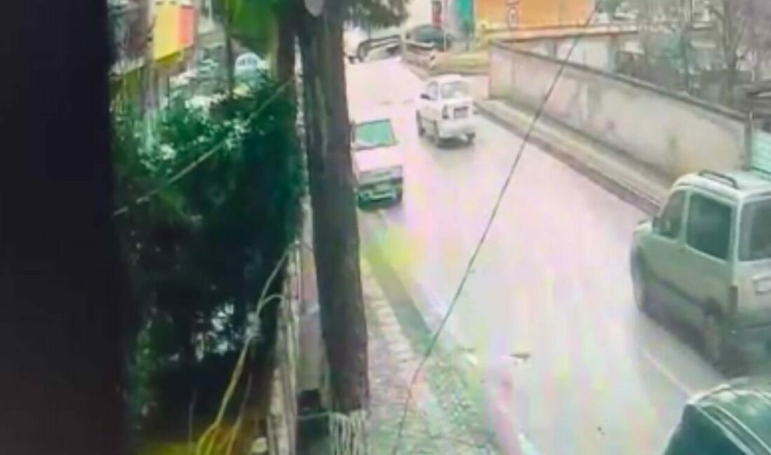 Sahte yüzbaşı altınları çaldı ama polisten kaçamadı Bursa’nın Yenişehir ilçesinde kendisini yüzbaşı olarak tanıtan dolandırıcı, 84 yaşındaki