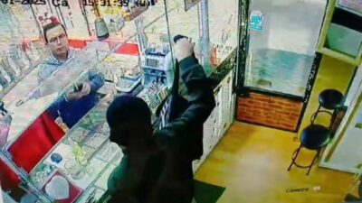 Bursa’da bir kuyumcu dükkanını oyuncak silahla soymaya kalkan şüpheli, elindeki