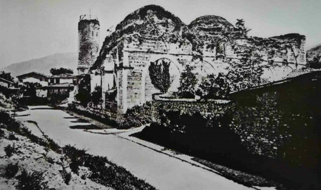 Şehadet Camii’nde çökme tehlikesi Sultan Murat Hüdavendigar’ın Bursa Surları içerisindeki Bey Sarayı karşısına 1365