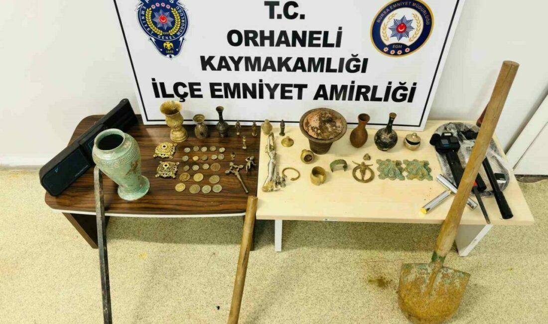 Tarihi eser kaçakçısı defineciler kazı yaparken yakalandı Bursa’nın Orhaneli ilçesinde kaçak kazı yapan 3 şüpheli polis ekiplerinin