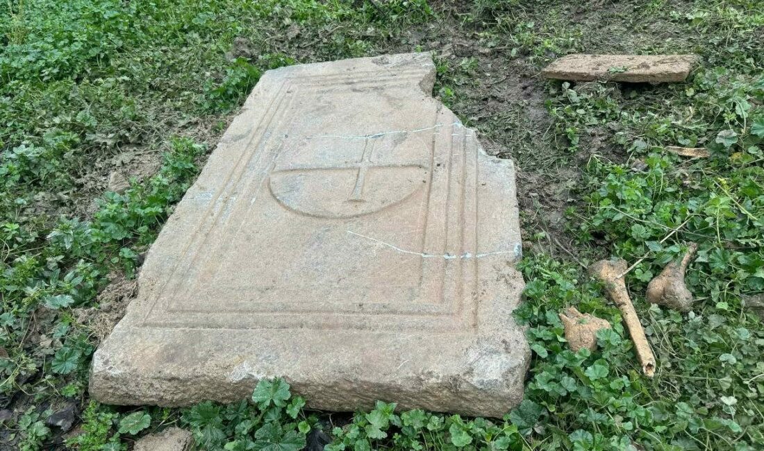 Tarlayı sürerken Lahit bulundu Bursa’nın İznik ilçesine bağlı Hocaköy’de, tarlasını süren bir çiftçi pulluğuna