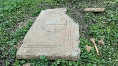 Bursa’nın İznik ilçesine bağlı Hocaköy’de, tarlasını süren bir çiftçi pulluğuna