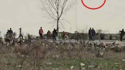 Bursa’da 2 aile arasında taşlı sopalı kavga çıktı. Taşların havada