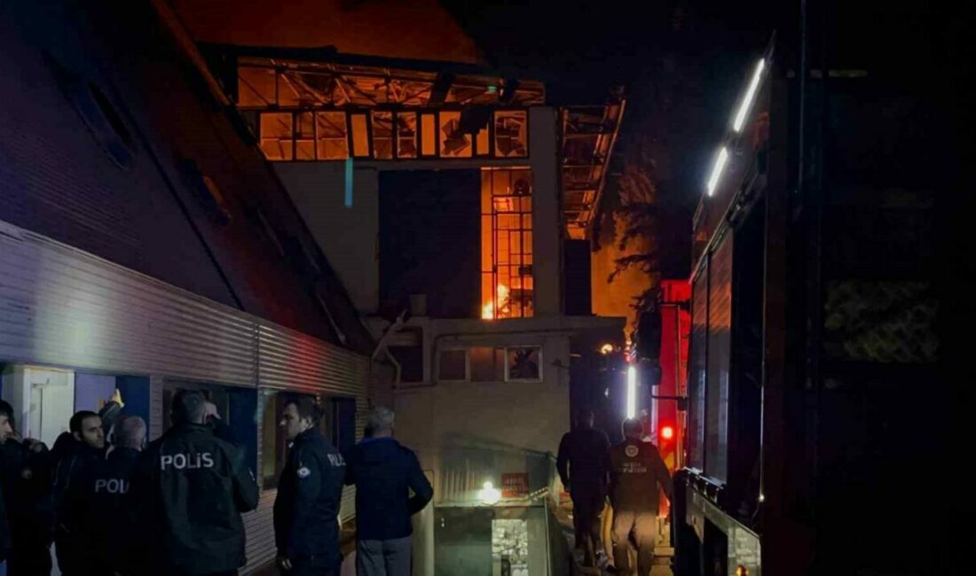 Tekstil fabrikası alevlere teslim oldu Bursa’nın Osmangazi ilçesinde faaliyet gösteren bir tekstil fabrikasında patlama sonucu