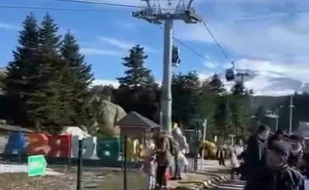 Teleferikte meydana gelen aksama nedeniyle havada asılı kaldılar Bursa’da Uludağ seferleri için teleferik kullanan vatandaşlar, aksama nedeniyle havada