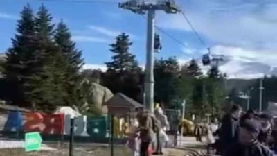 Bursa’da Uludağ seferleri için teleferik kullanan vatandaşlar, aksama nedeniyle havada