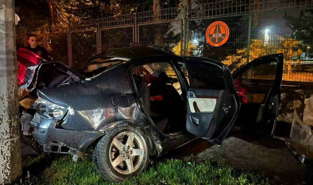 Trafikte makas atan araç önce ağaca, ardından aydınlatma direğine çarptı: 2 ağır yaralı Bursa’da iddiaya göre trafikte makas atarak ilerleyen otomobil kontrolden çıkarak