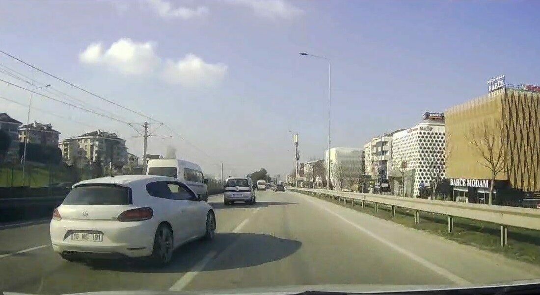 Trafikte makas atan sürücü kamerada Bursa’da seyir halindeyken makas atan trafik magandası saniye saniye araç