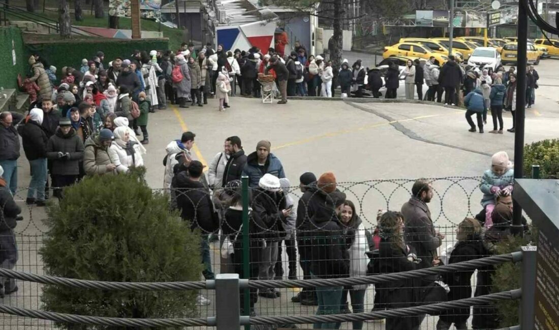Uludağ’a çıkmak isteyenler metrelerce kuyruk oluşturdu Kış turizminin gözde merkezlerinden Uludağ’a hafta sonu çıkmak isteyenler, metrelerce