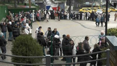 Kış turizminin gözde merkezlerinden Uludağ’a hafta sonu çıkmak isteyenler, metrelerce