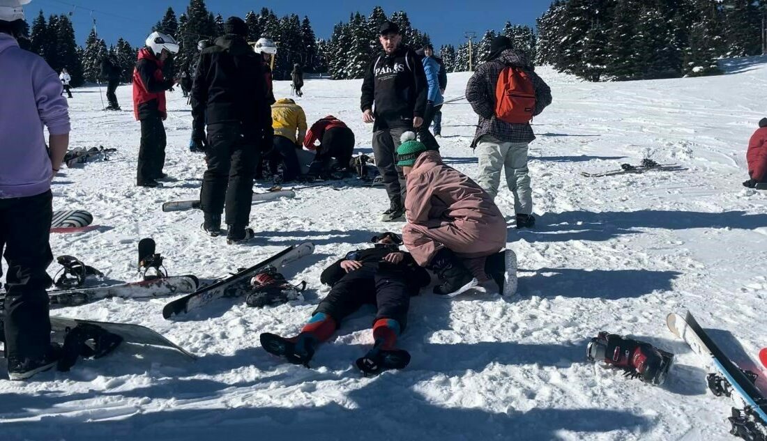 Uludağ’da acemi kayakçılar birbirine girdi: 3 yaralı…Sıcak anlar kamerada Yarı yıl tatilinin başlamasıyla binlerce kişi Uludağ’a akın etti. Kayak