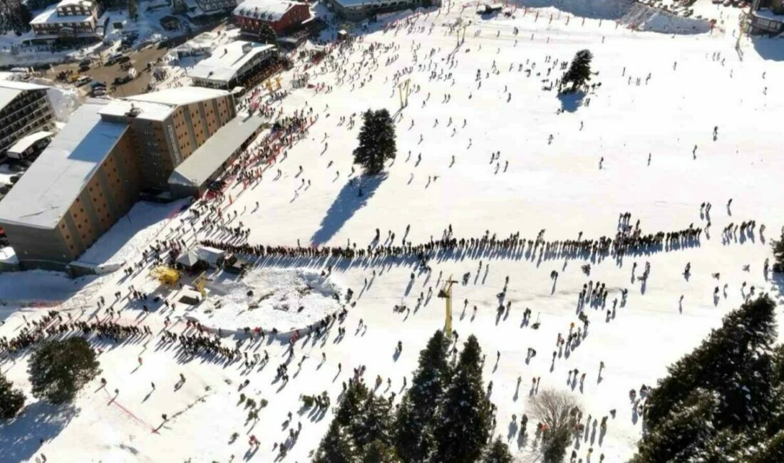 Uludağ’da adım atacak yer kalmadı Bursa’da güzel havayı görenler, Uludağ’a akın etti. Zirvede adım atacak