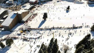 Bursa’da güzel havayı görenler, Uludağ’a akın etti. Zirvede adım atacak