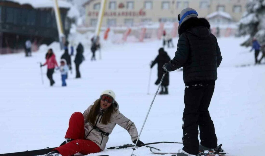 Uludağ’da kayak yaparken düşen kayakçılar kameralara yakalandı Kış turizminin önemli merkezlerinden Uludağ’da yerli ve yabancı turistler pistleri