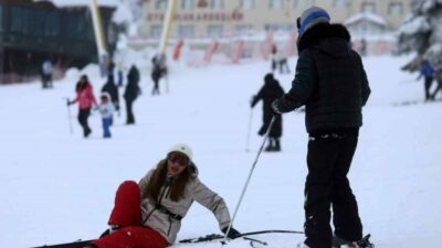 Kış turizminin önemli merkezlerinden Uludağ’da yerli ve yabancı turistler pistleri