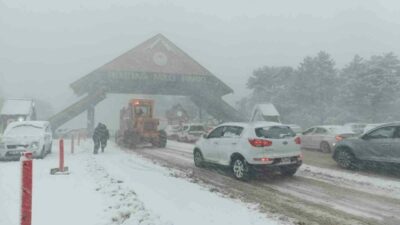 Türkiye’nin en önemli kış turizm merkezlerinden Uludağ’da tipi şeklinde kar